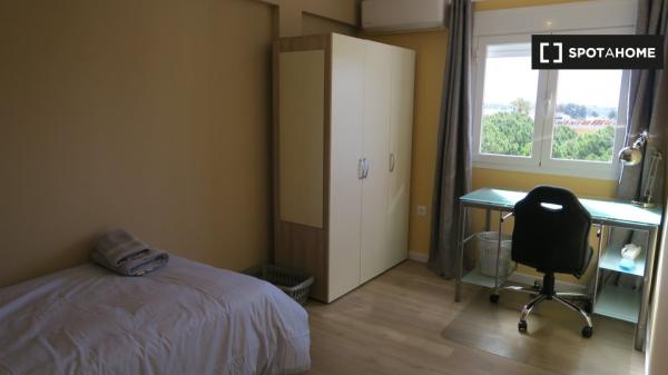 Zewnętrzny pokój w 4-pokojowym apartamencie w Triana, Sewilla