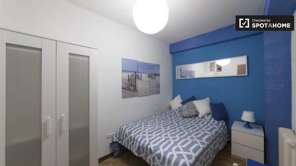 Chambre dans un appartement de 6 chambres à Alcalá de Henares