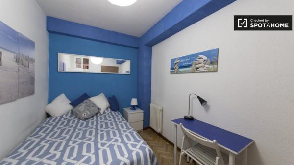 Habitación en piso de 6 dormitorios en Alcalá de Henares.