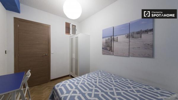 Chambre dans un appartement de 6 chambres à Alcalá de Henares