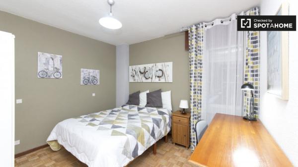 Chambre dans un appartement de 6 chambres à Alcalá de Henares