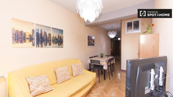 Habitación en piso de 6 dormitorios en Alcalá de Henares.