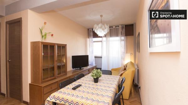 Chambre dans un appartement de 6 chambres à Alcalá de Henares