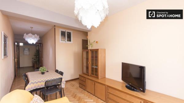 Chambre dans un appartement de 6 chambres à Alcalá de Henares