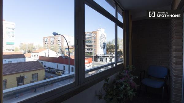 Habitación en piso de 6 dormitorios en Alcalá de Henares.