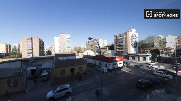 Chambre dans un appartement de 6 chambres à Alcalá de Henares