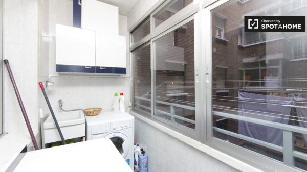 Chambre dans un appartement de 6 chambres à Alcalá de Henares