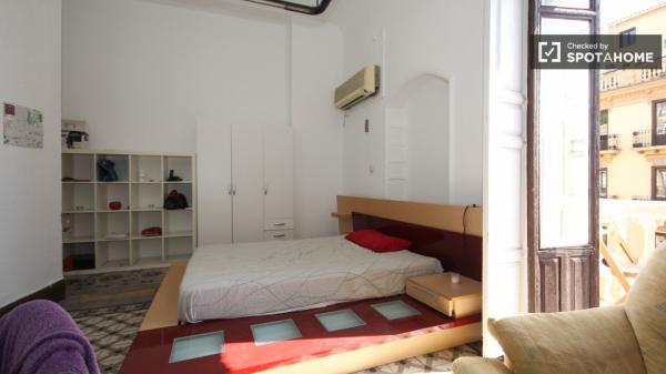 Alquiler de habitaciones en piso de 9 dormitorios en Centro