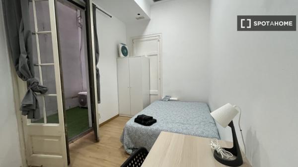 Habitación en piso compartido en barcelona.