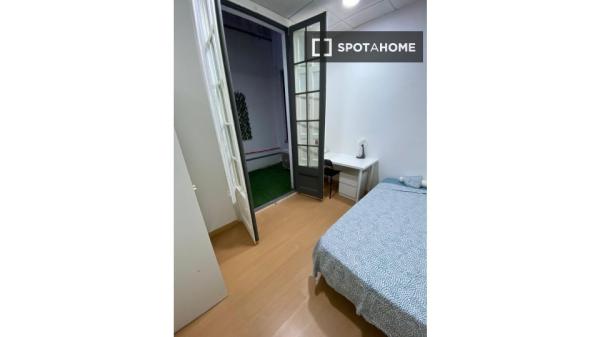 Habitación en piso compartido en barcelona.