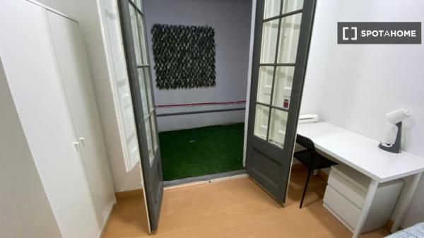 Habitación en piso compartido en barcelona.