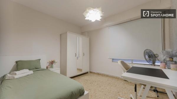 Zimmer zu vermieten in einer Wohngemeinschaft in Valencia