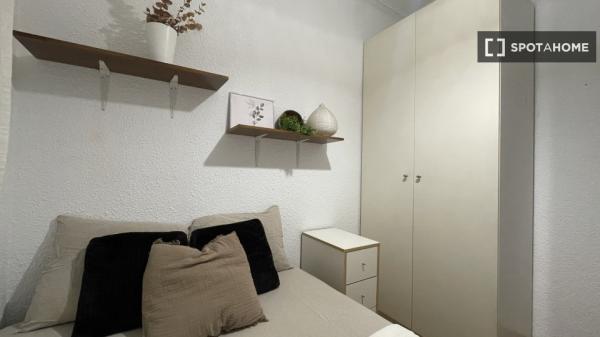 Room in shared apartment in Barcelona