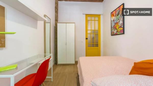 Room for rent in shared apartment in Valencia