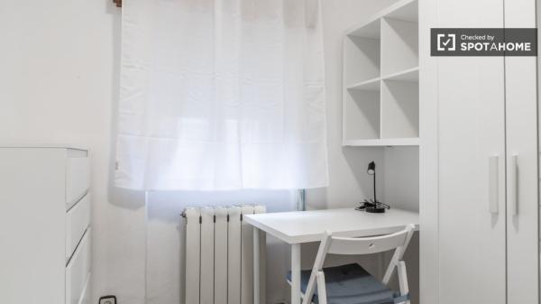 Chambre à louer dans un appartement partagé à Madrid