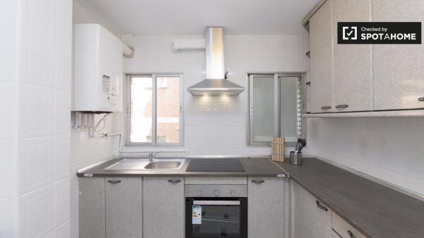 Apartamento de 3 dormitorios en alquiler en Aluche, Madrid