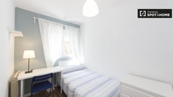 Apartamento de 3 dormitorios en alquiler en Aluche, Madrid