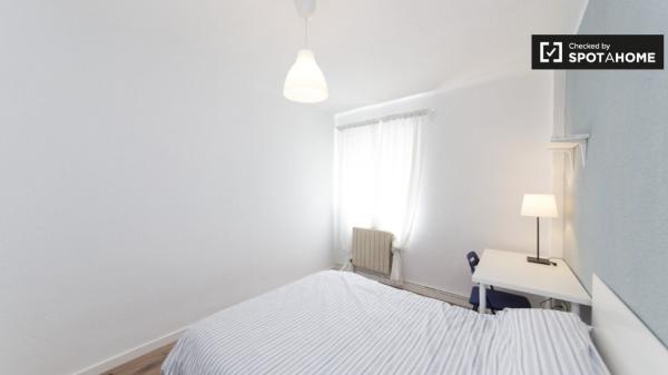 Apartamento de 3 dormitorios en alquiler en Aluche, Madrid