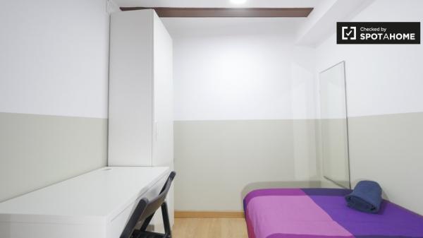 Se alquila habitación individual, apartamento de 4 dormitorios, El Raval