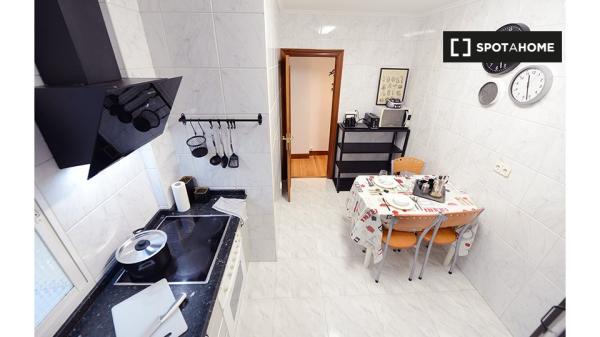 Aluga-se quarto em apartamento de 5 quartos em Deusto, Bilbao