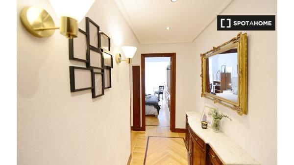 Se alquila habitación en piso de 5 dormitorios en Deusto, Bilbao