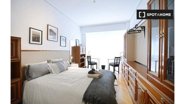 Aluga-se quarto em apartamento de 5 quartos em Deusto, Bilbao