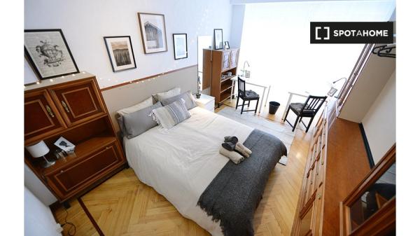 Stanza in affitto in appartamento con 5 camere da letto a Deusto, Bilbao