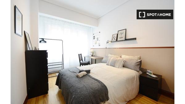 Aluga-se quarto em apartamento de 5 quartos em Deusto, Bilbao