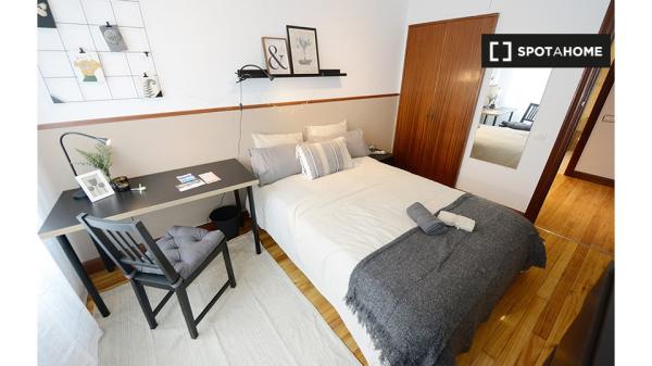 Aluga-se quarto em apartamento de 5 quartos em Deusto, Bilbao