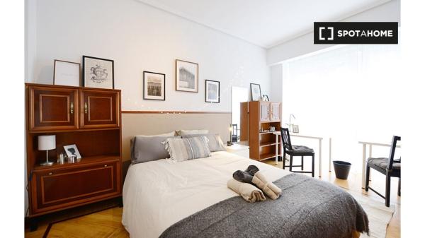 Aluga-se quarto em apartamento de 5 quartos em Deusto, Bilbao