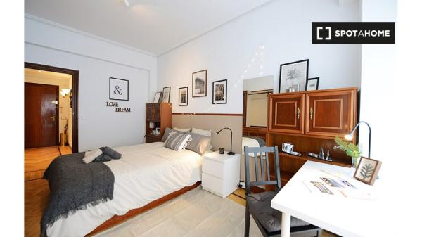 Aluga-se quarto em apartamento de 5 quartos em Deusto, Bilbao