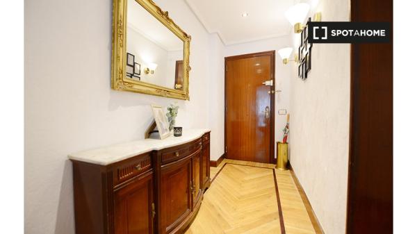 Aluga-se quarto em apartamento de 5 quartos em Deusto, Bilbao