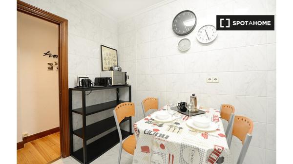 Stanza in affitto in appartamento con 5 camere da letto a Deusto, Bilbao