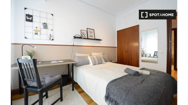 Stanza in affitto in appartamento con 5 camere da letto a Deusto, Bilbao