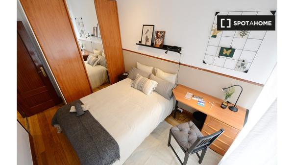 Aluga-se quarto em apartamento de 5 quartos em Deusto, Bilbao