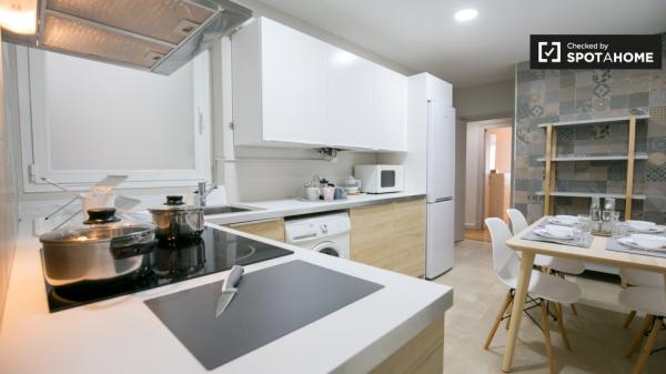 Spacious room in 4-bedroom apartment in Deusto, Bilbao