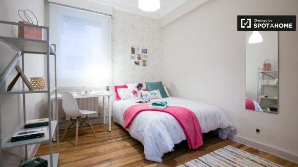 Amplia habitación en apartamento de 4 dormitorios en Deusto, Bilbao