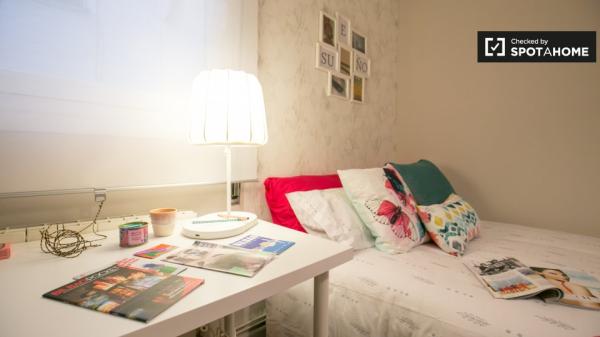 Spacious room in 4-bedroom apartment in Deusto, Bilbao