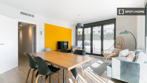 Moderno apartamento amueblado con dos terrazas y piscina comunitaria en Barcelona