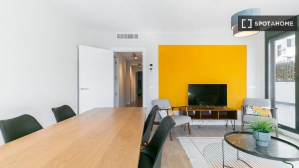 Moderno apartamento amueblado con dos terrazas y piscina comunitaria en Barcelona