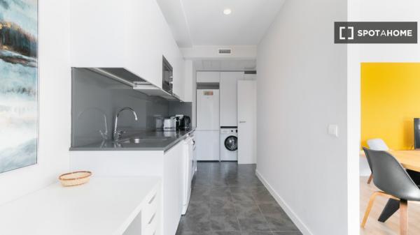 Moderno apartamento amueblado con dos terrazas y piscina comunitaria en Barcelona