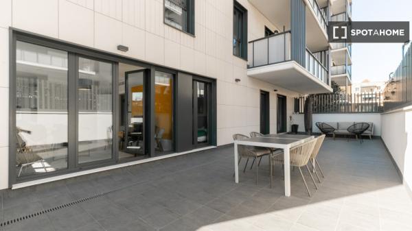 Moderno apartamento amueblado con dos terrazas y piscina comunitaria en Barcelona