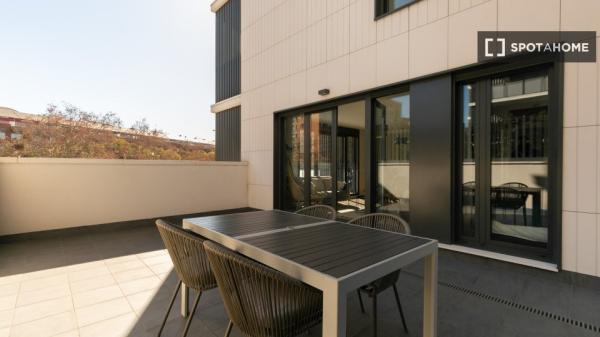 Moderno apartamento amueblado con dos terrazas y piscina comunitaria en Barcelona