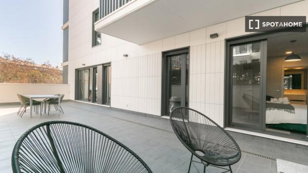 Moderno apartamento amueblado con dos terrazas y piscina comunitaria en Barcelona