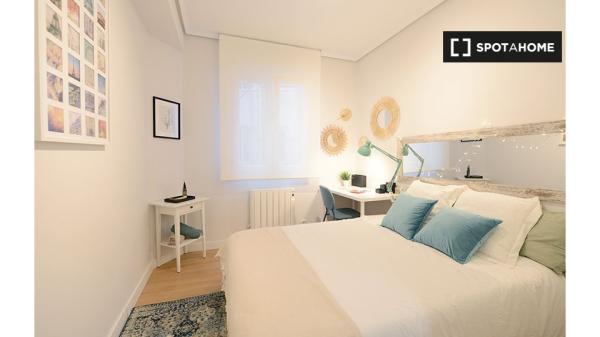 Aluga-se quarto em apartamento de 3 quartos em Bilbao