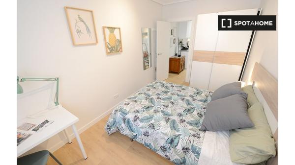 Aluga-se quarto em apartamento de 3 quartos em Bilbao