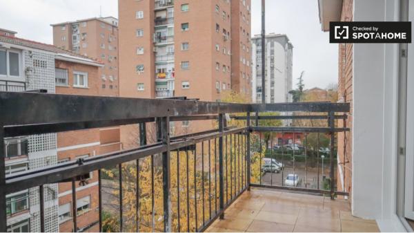 Apartamento de 3 dormitorios en alquiler en Aluche, Madrid