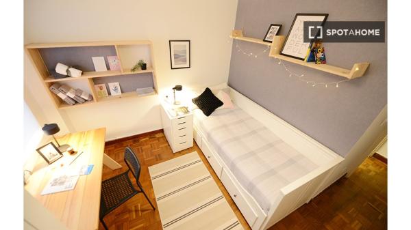 Alugo quarto em apartamento de 4 quartos em Ametzola, Bilbao