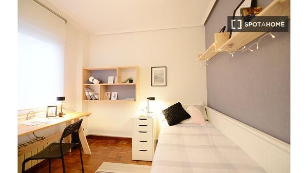 Stanza in affitto in appartamento con 4 camere da letto ad Ametzola, Bilbao