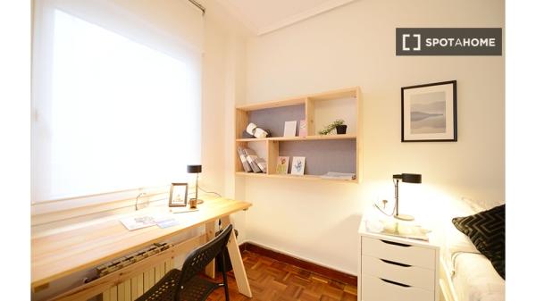 Alugo quarto em apartamento de 4 quartos em Ametzola, Bilbao